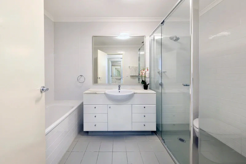 Full-sized luxurious bathroom in the Premium X Residence